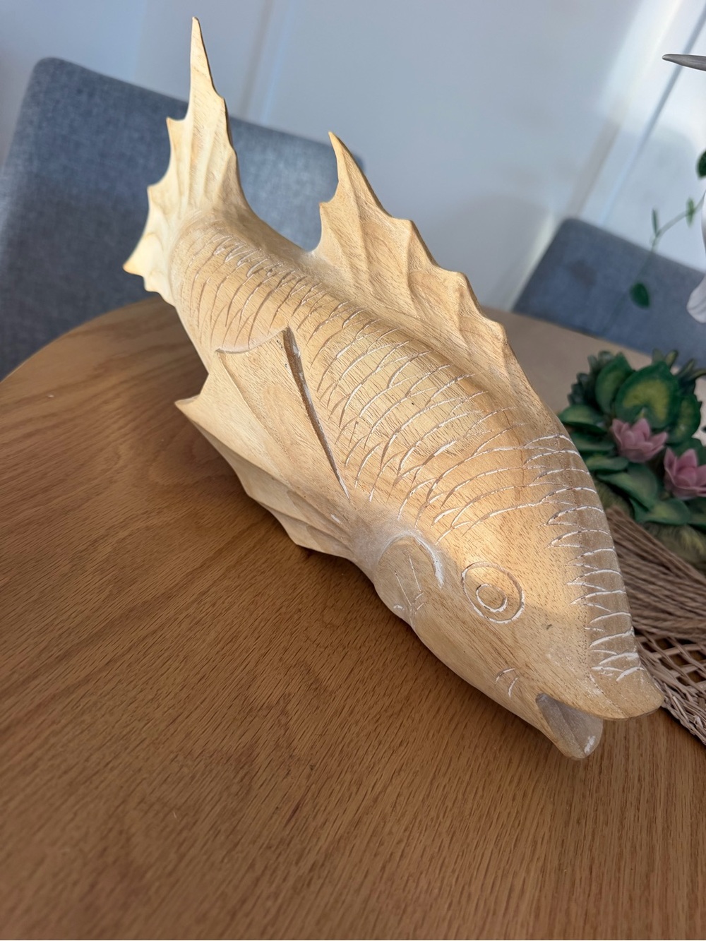 Natural 16 Inch Wood Carved Wide Mouth Swimming Fish Art Sculpture Light wood